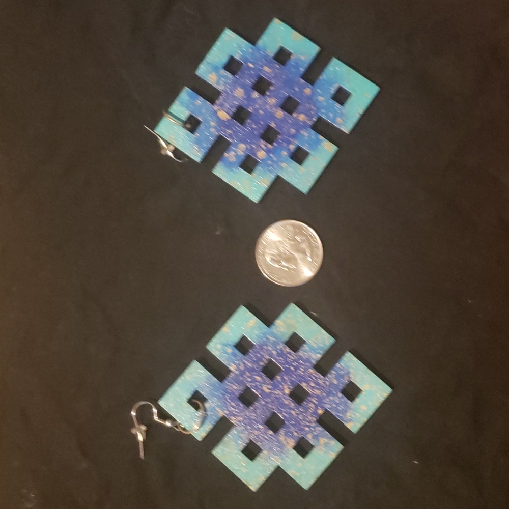 Bold statement earring - Picture 4 of 4